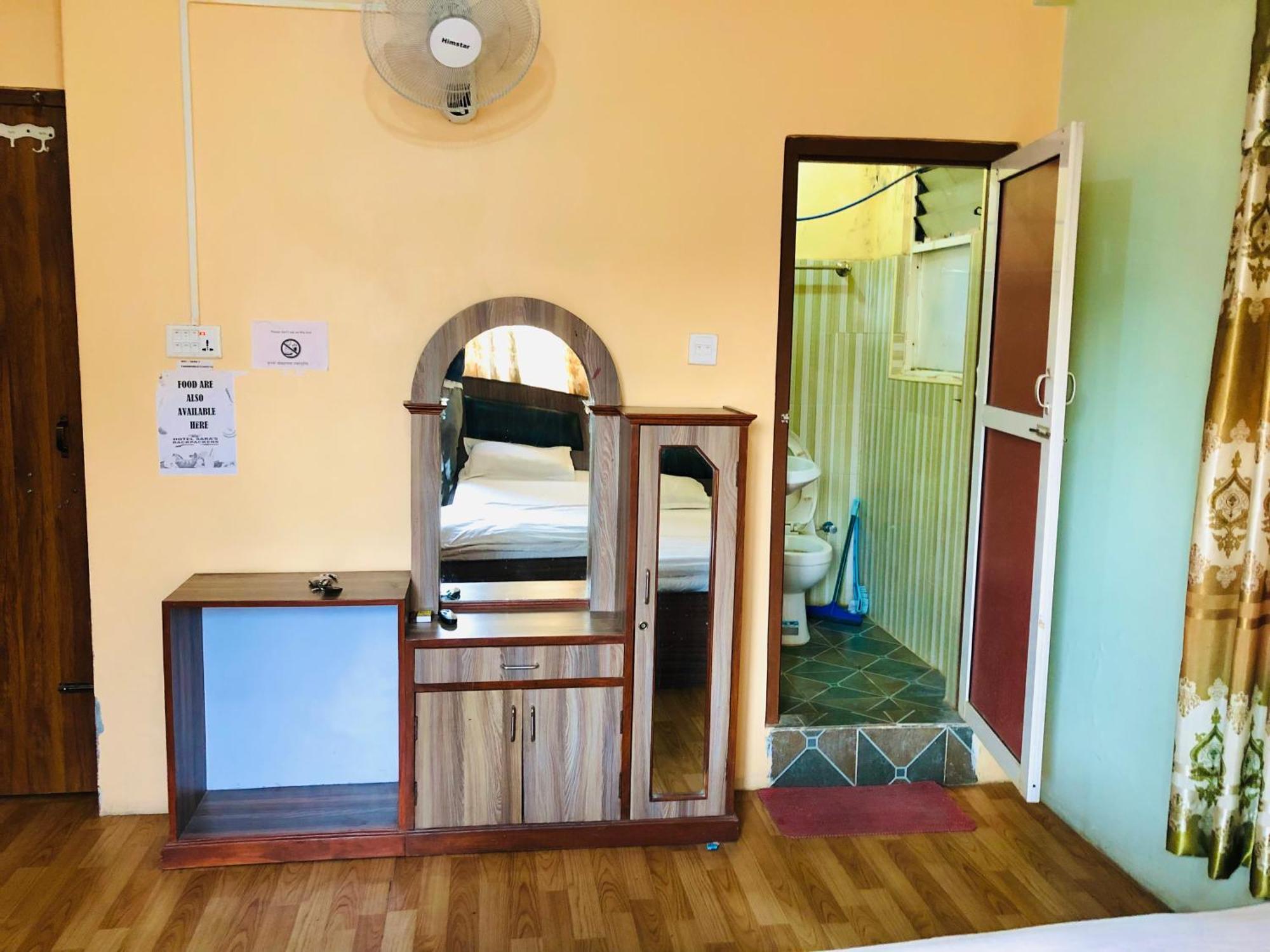Sara'S Backpackers Hotel Kathmandu Exterior photo