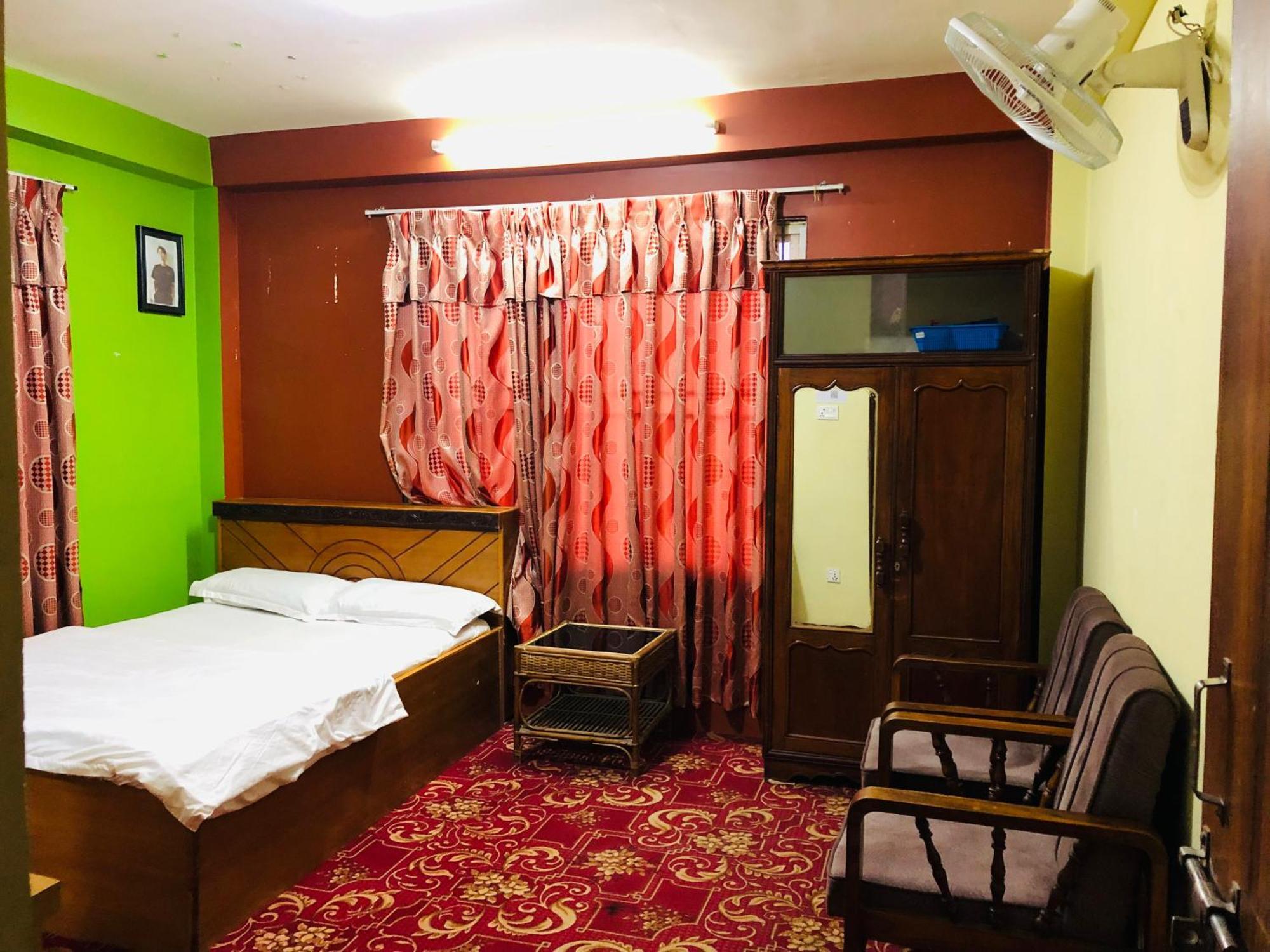 Sara'S Backpackers Hotel Kathmandu Exterior photo