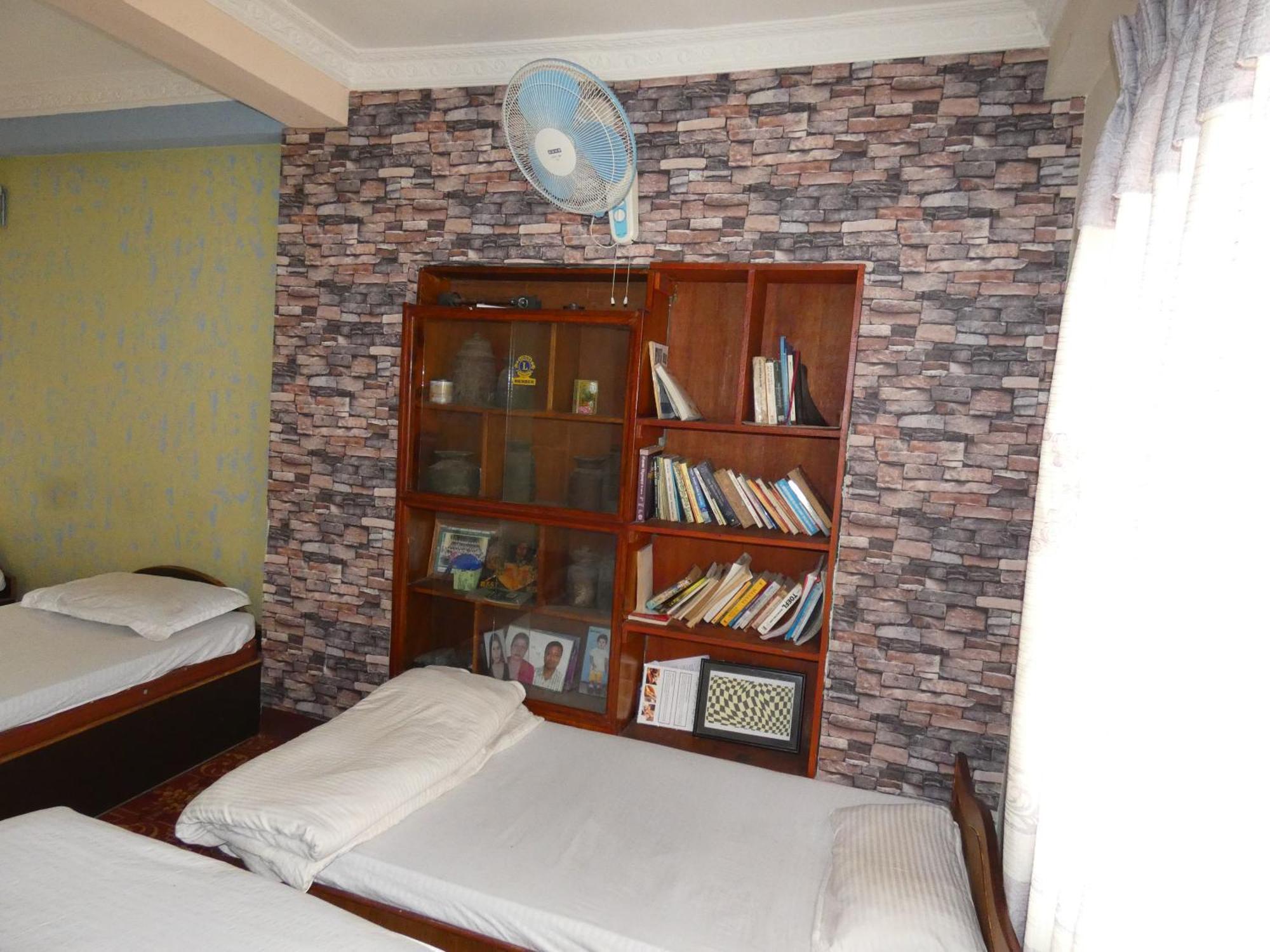 Sara'S Backpackers Hotel Kathmandu Exterior photo