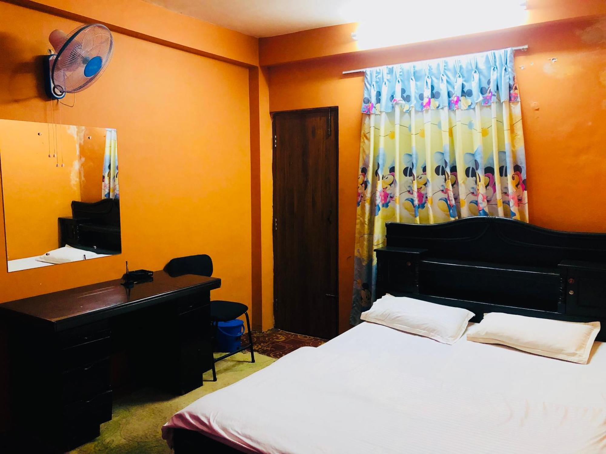 Sara'S Backpackers Hotel Kathmandu Exterior photo