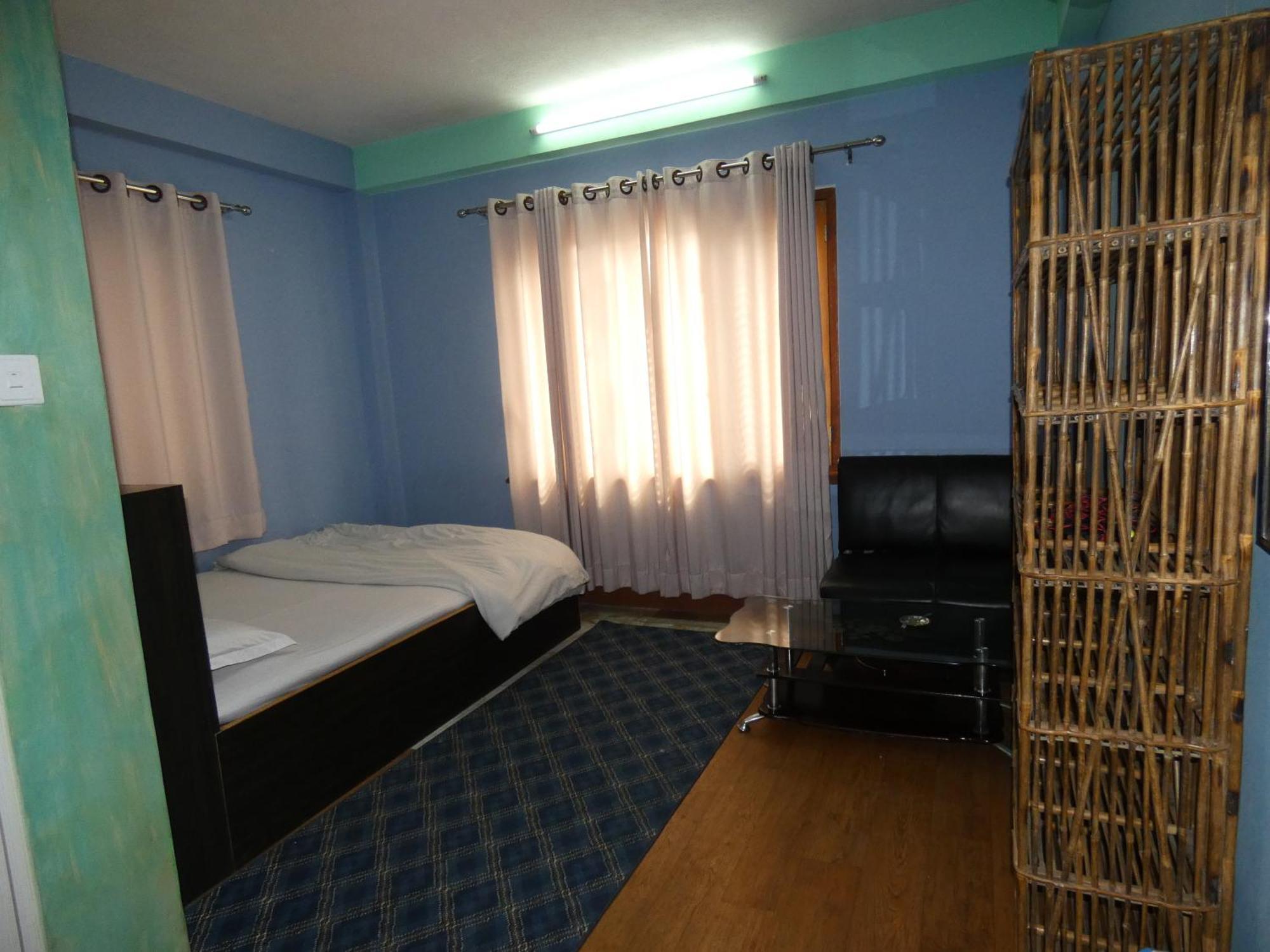 Sara'S Backpackers Hotel Kathmandu Exterior photo