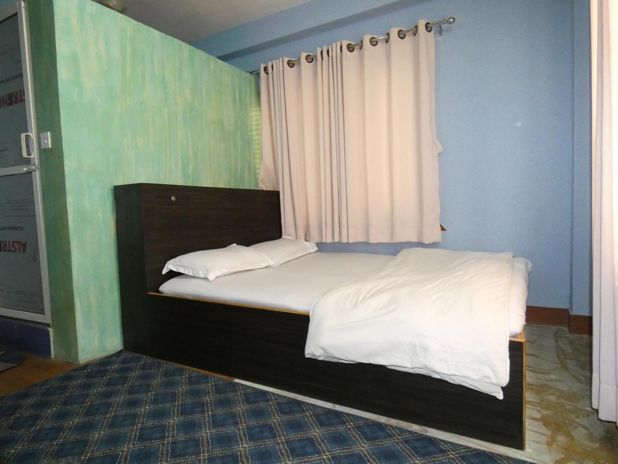 Sara'S Backpackers Hotel Kathmandu Exterior photo
